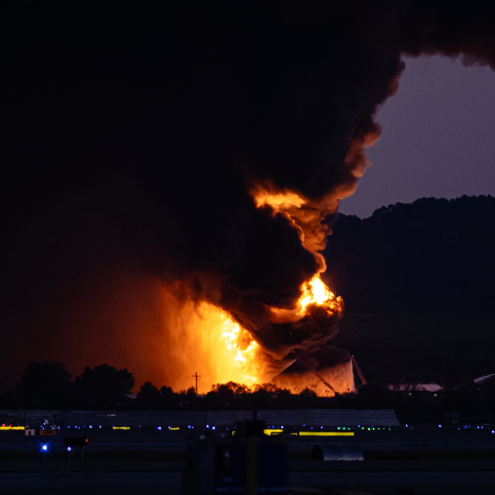 Incendio tras un avión de UPS estrelllarse.