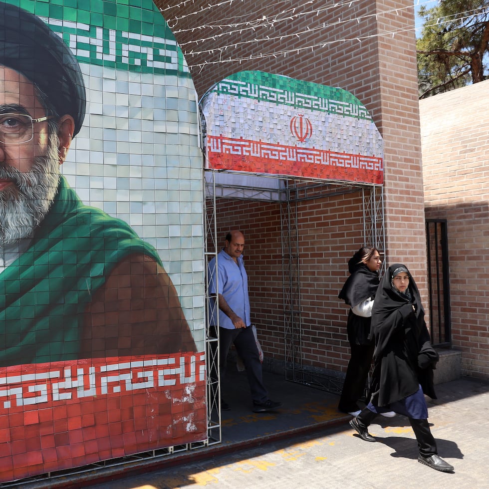 Iraníes pasan junto a una imagen del líder supremo iraní, el ayatolá Mojtaba Khamenei, en una calle de Teherán, Irán.