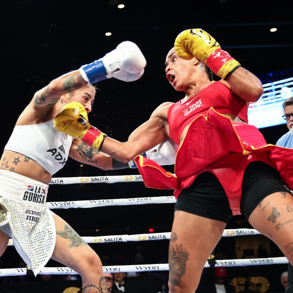 Ashleyann Lozada (izquierda) vs Debora Anahi Dionicius