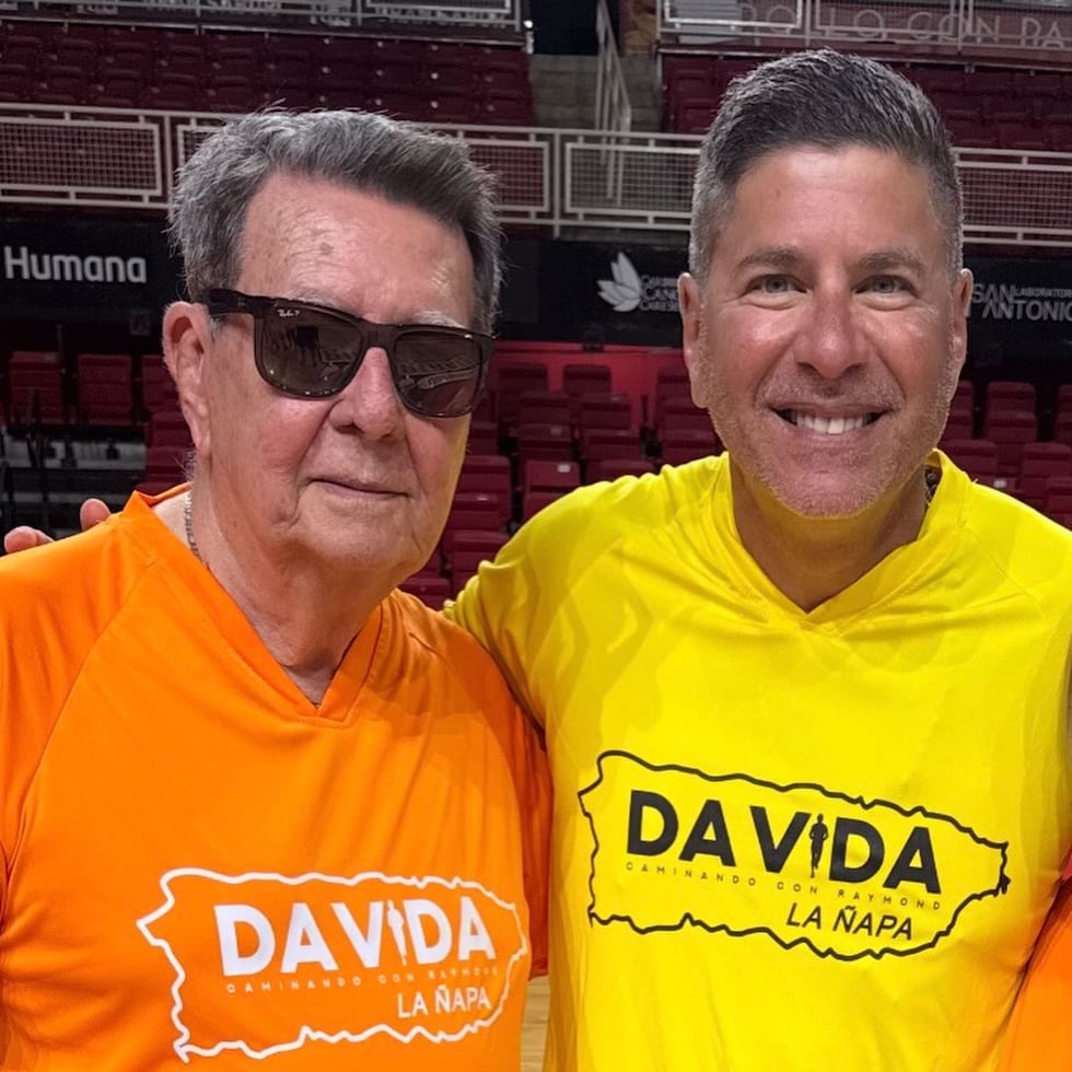 Raymond Arrieta, a la derecha, junto a su padre Ramón, en una de las ediciones de la caminata "Da vida".