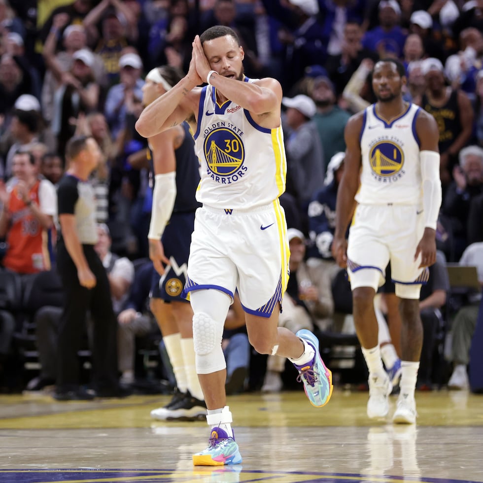 Stephen Curry realiza su gesto de celebración 'Night, night' durante el partido ante los Nuggets.
