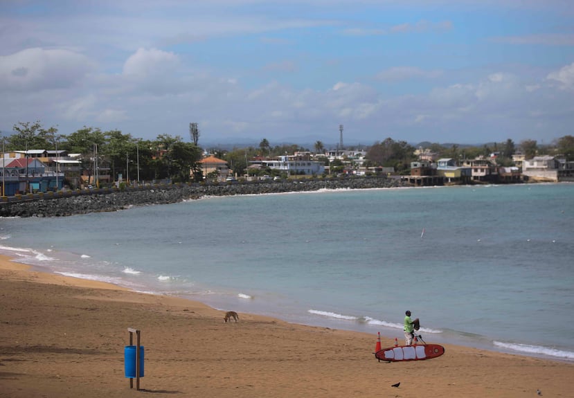 El balneario Puerto Nuevo, en Vega Baja, es una de las playas más populares de la isla. Su estacionamiento tiene un costo de $3.00 y cuenta con baños, duchas y un área recreativa.