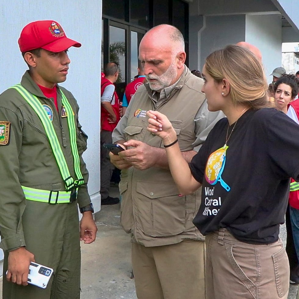 El chef español José Andrés y su hija Inés a su llegada este miércoles al aeropuerto de Valencia, en la Región Central de Venezuela, para liderar sobre el terreno las labores de emergencia de su organización sin fines de lucro, World Central Kitchen, tras los devastadores terremotos ocurridos en el país venezolano.