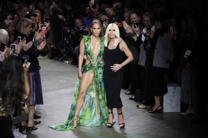 Jennifer López posa con la diseñadora Donatella Versace. (AP / Luca Bruno)