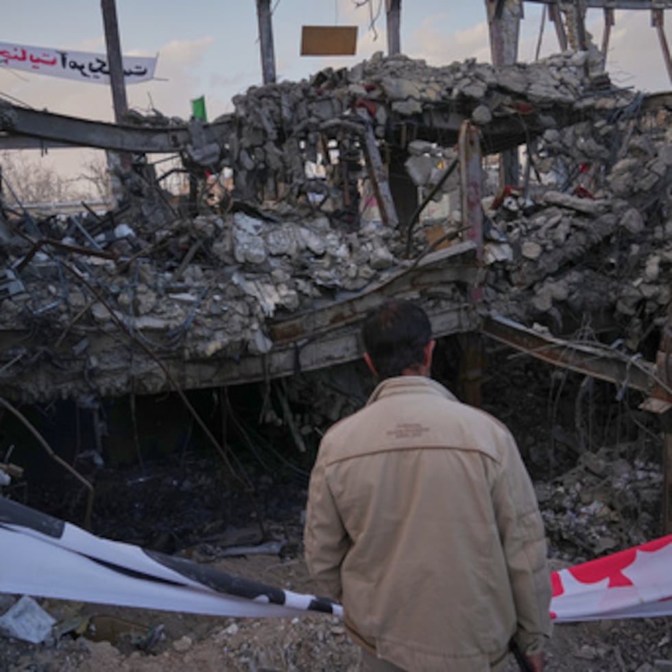 Un hombre mira a un edificio destruido en el complejo Gran Hosseiniyeh, que según las autoridades fue alcanzado por ataques aéreos de Israel y Estados Unidos.