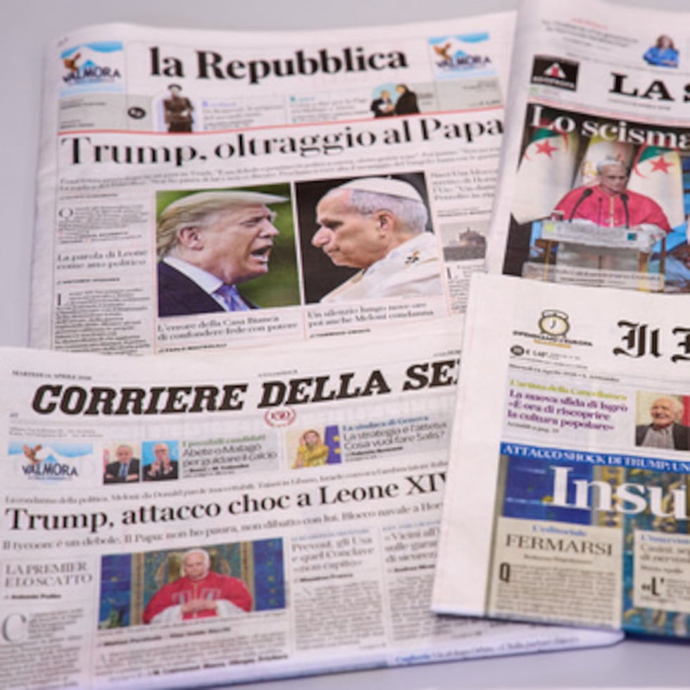 Las portadas de algunos periódicos italianos que informan sobre los comentarios del presidente de Estados Unidos, Donald Trump, sobre el papa León XIV, con titulares que utilizan palabras como "indignación", "ataque de choque", "insulto" y cisma de Trump". (AP Photo/Domenico Stinellis)