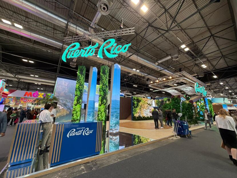 Pantallas, plantas y una simulación de los adoquines del Viejo San Juan adornan el exhibidor de Puerto Rico en la Feria Internacional de Turismo.