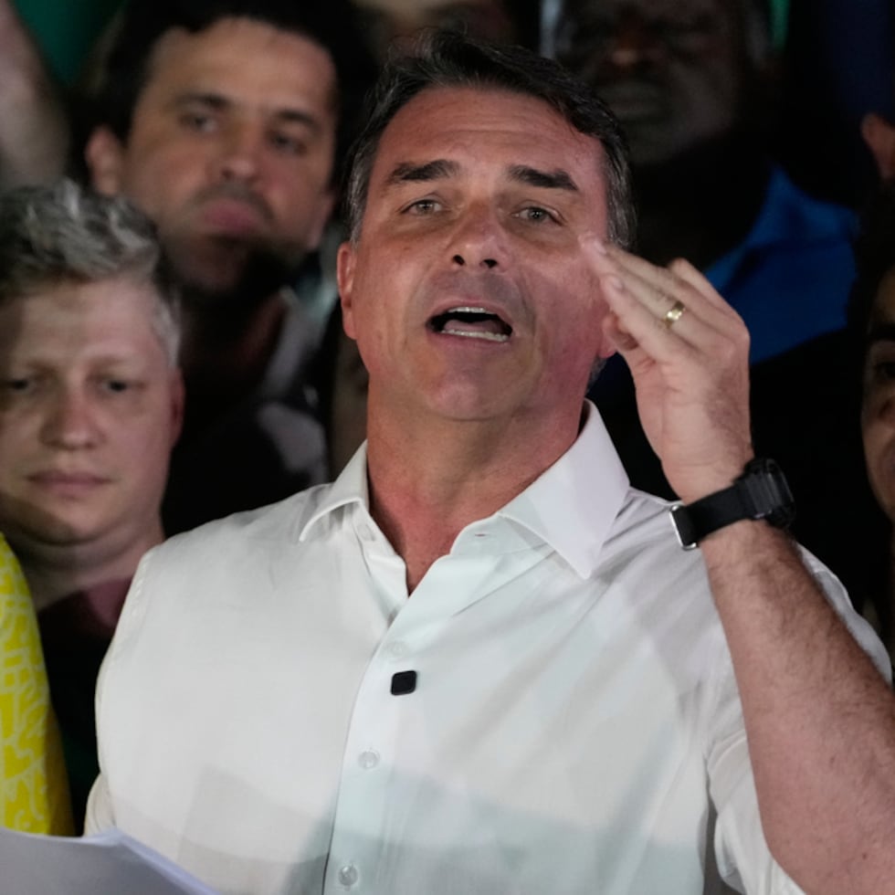 Flavio Bolsonaro partió de Brasil rumbo a Estados Unidos tras su sorprendente derrota.