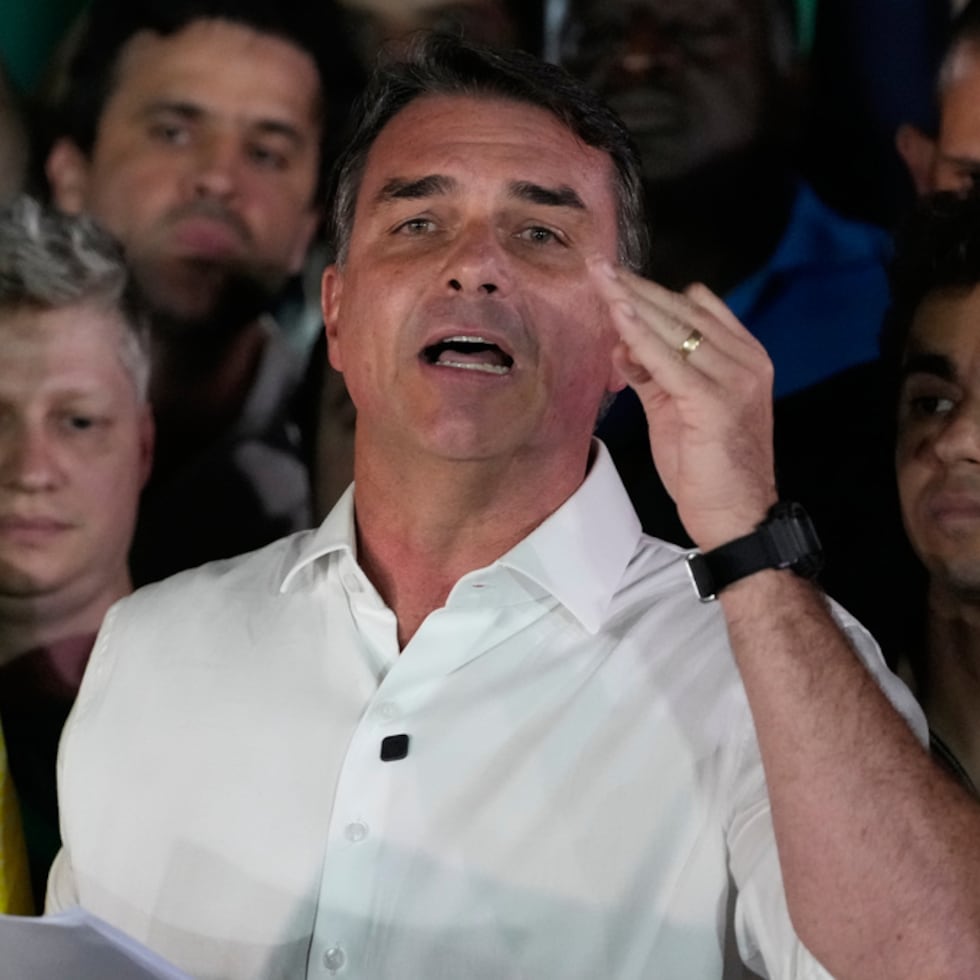 El senador Flávio Bolsonaro, candidato presidencial de la oposición, ofrece declaraciones tras la segunda vuelta de las elecciones presidenciales en Brasilia, Brasil.