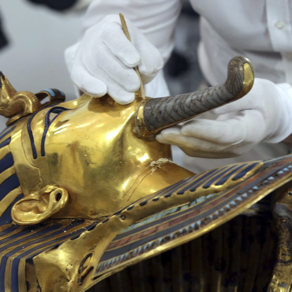 Imagen de la máscara de oro del faraón Tutankamón durante el proceso de restauración en el Museo Egipcio de El Cairo (Egipto), en una imagen de archivo.