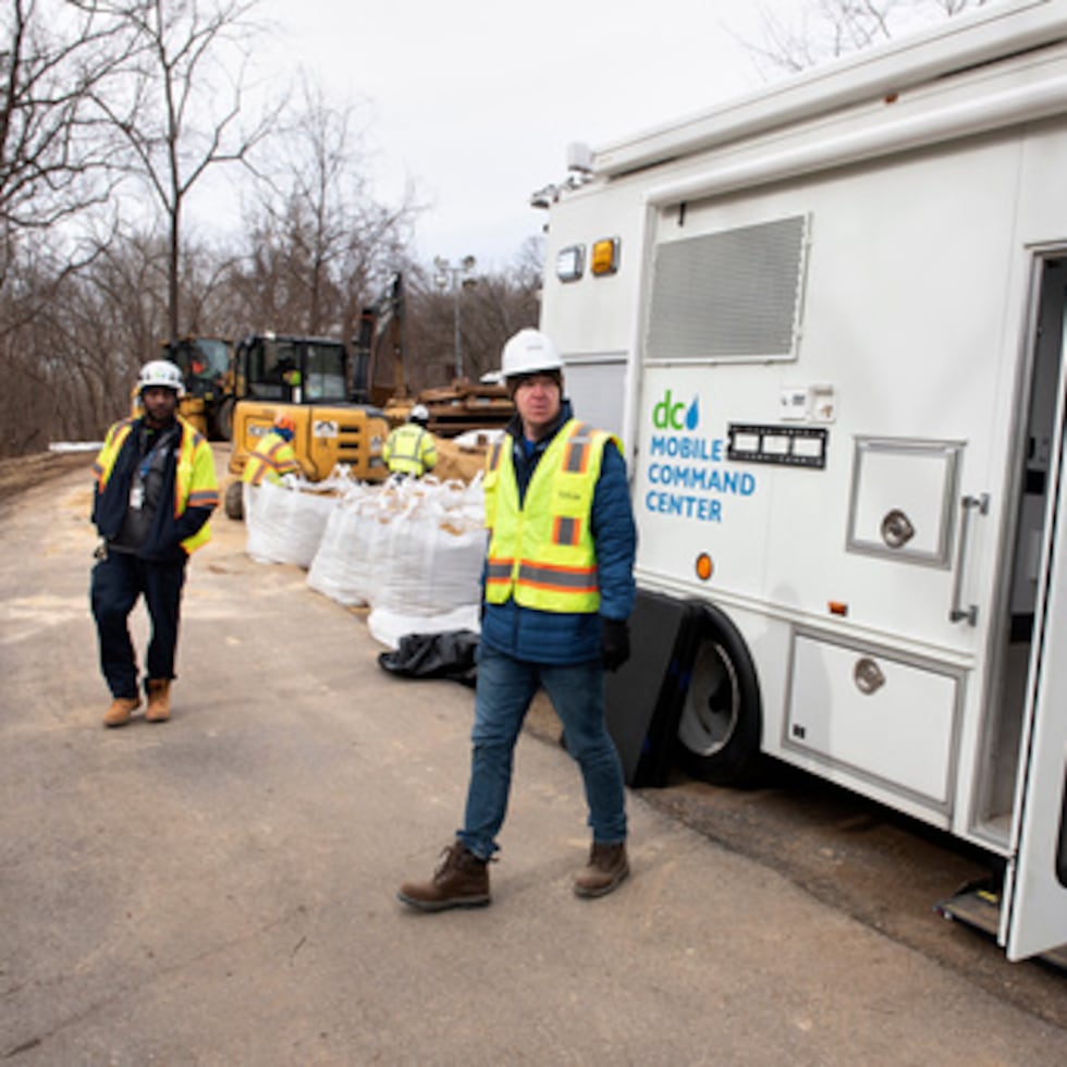 D.C. Water ha establecido un centro de mando donde una rotura masiva de la tubería está enviando aguas residuales sin tratar en el río Potomac, en Glen Echo, Maryland.