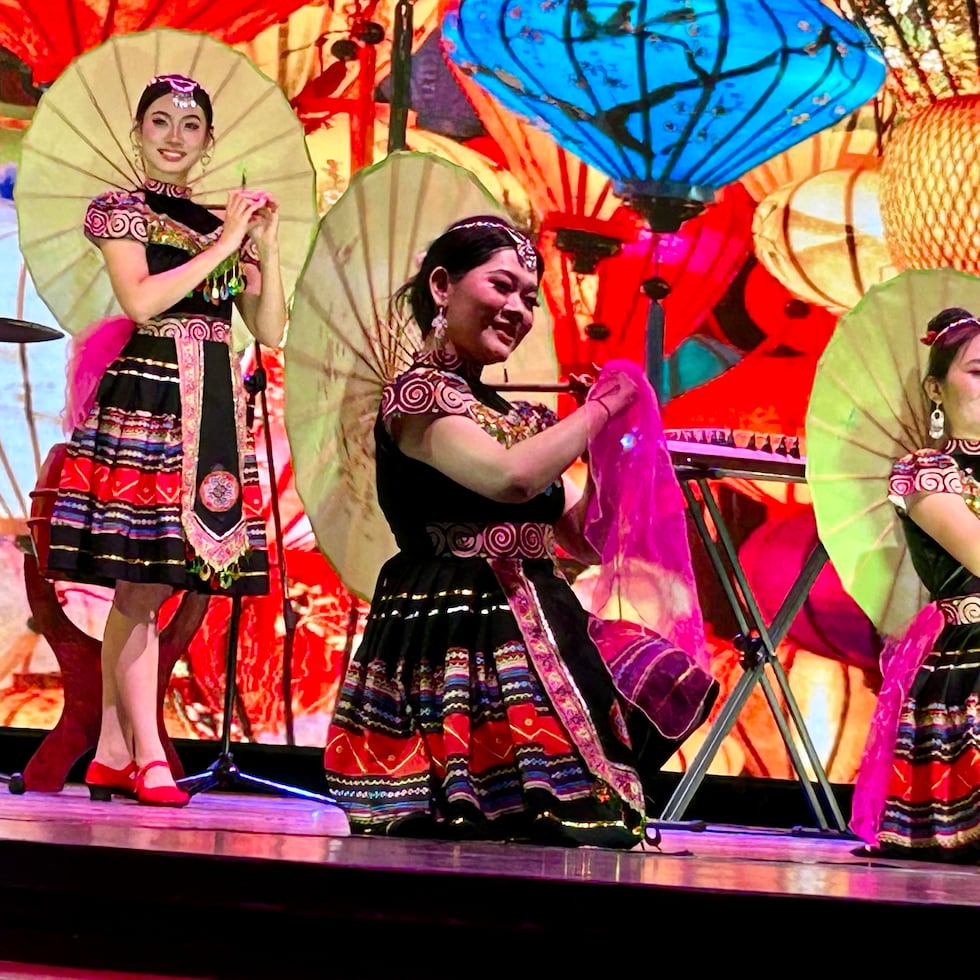 Espectáculo folclórico vietnamita sobre la danza del paraguas marinero.