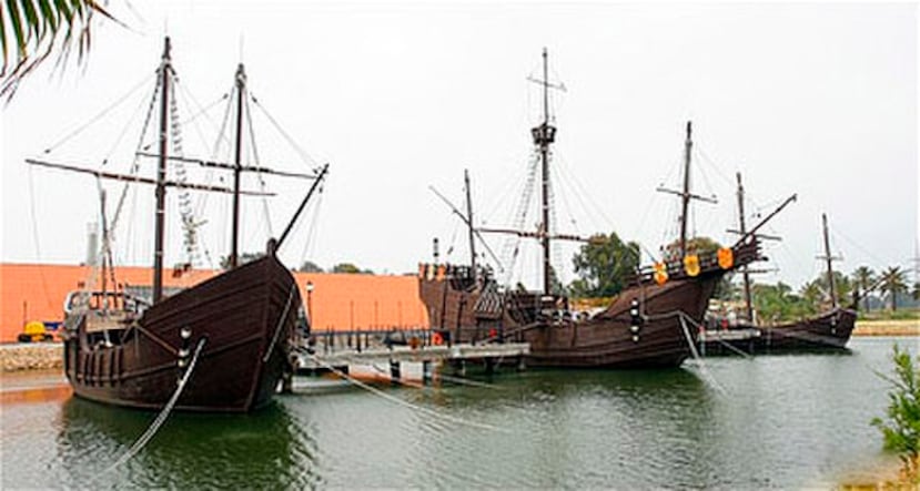 Réplica de "Las tres Carabelas" del descubrimiento de América, en el "Muelle de las Carabelas", situado en el paraje de La Rábida, en Palos de la Frontera.