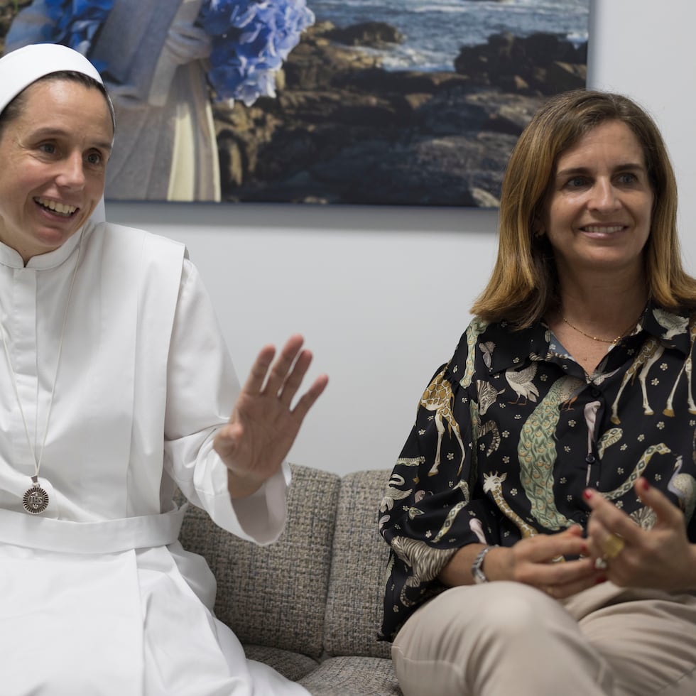 La madre Marta Tiagonce, directora del Colegio Mater Salvatoris, y la doctora Mónica de la Peña hablan sobre la Feria de Universidades Europeas.