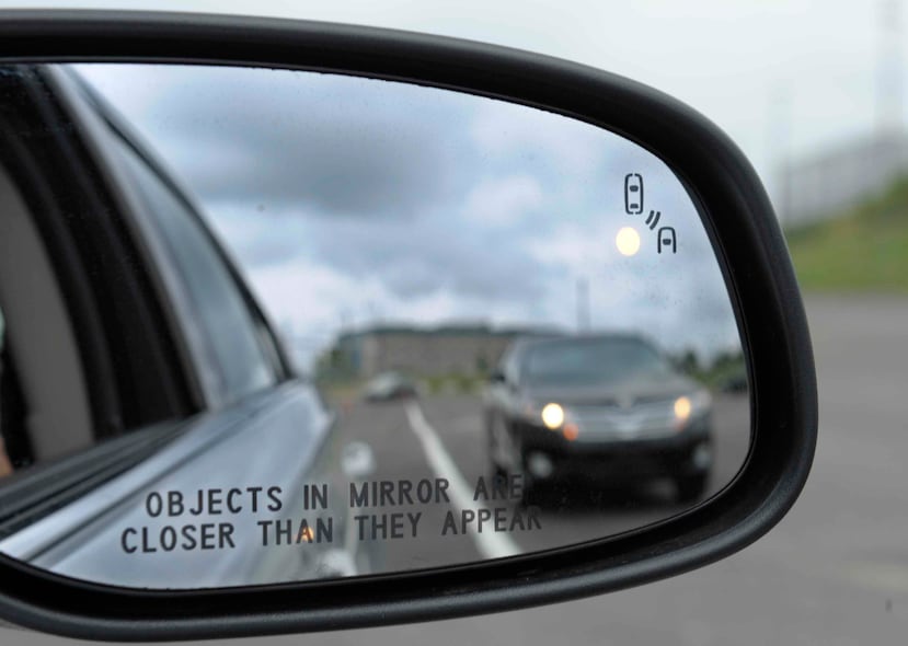 Así luce una señal de alerta en un espejo retrovisor de un Ford Taurus en un área de pruebas en Oxon Hill, Maryland. (AP)