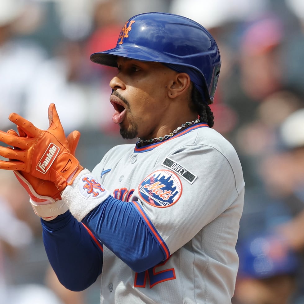 Francisco Lindor celebra luego de pegar un jonrón en la primera entrada contra los Yankees.