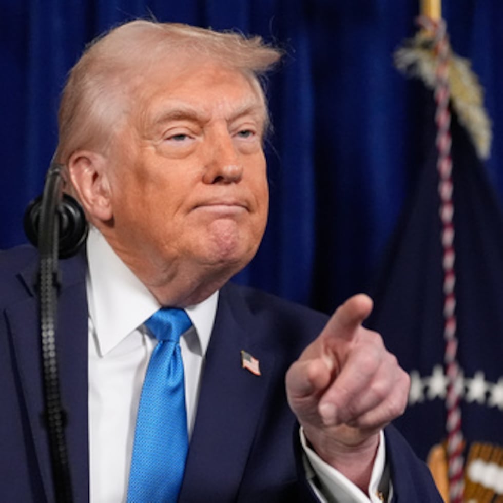 El presidente Donald Trump señala a un periodista para hacerle una pregunta durante una rueda de prensa.