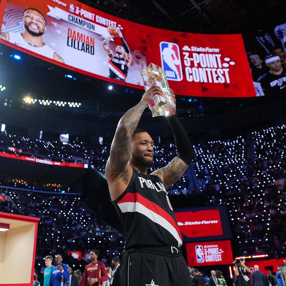 Damian Lillard alza el trofeo de la competencia de tres puntos de la NBA. Es el tercer para el armador de los Trail Blazers de Portland.