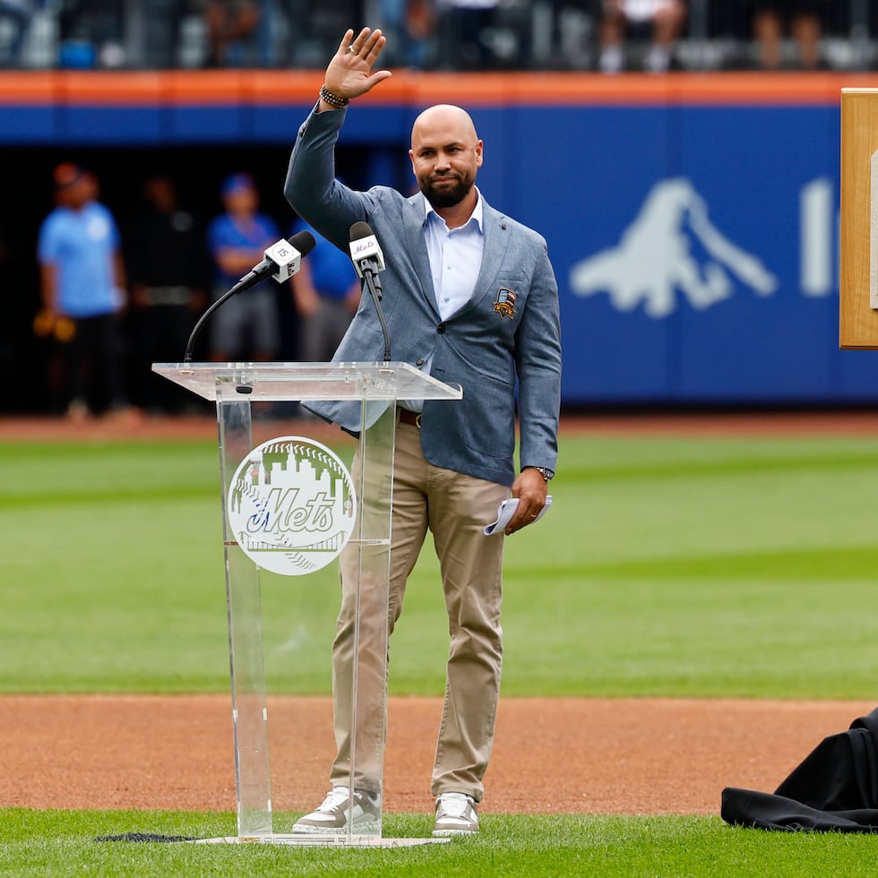 A Carlos Beltrán los Mets también lo honraron retirando en septiembre el número 15 que lució en su uniforme por siete campañas. El manatieño fue exaltado antes al Salón de la Fama, este mismo año.