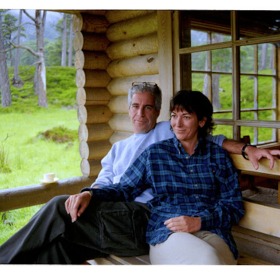 Esta foto sin fecha publicada por el Departamento de Justicia de EE.UU. muestra a Jeffrey Epstein y Ghislaine Maxwell.