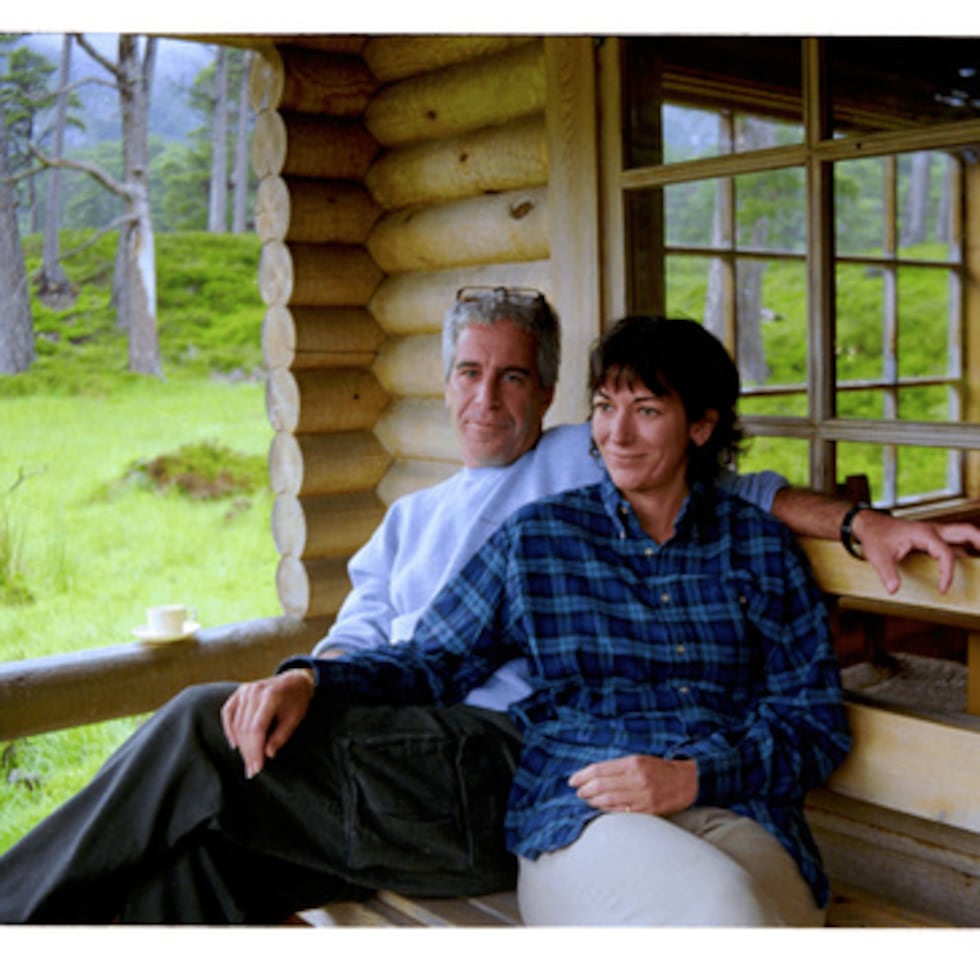 Esta foto sin fecha publicada por el Departamento de Justicia de EE.UU. muestra a Jeffrey Epstein y Ghislaine Maxwell.