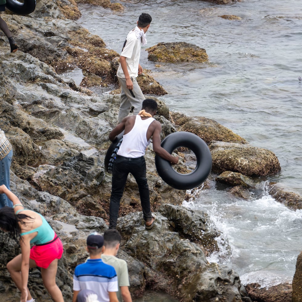 El Ejército español ha estado actuando a pie de playa en la zona fronteriza del Tarajal para impedir el acceso de más personas por el mar.