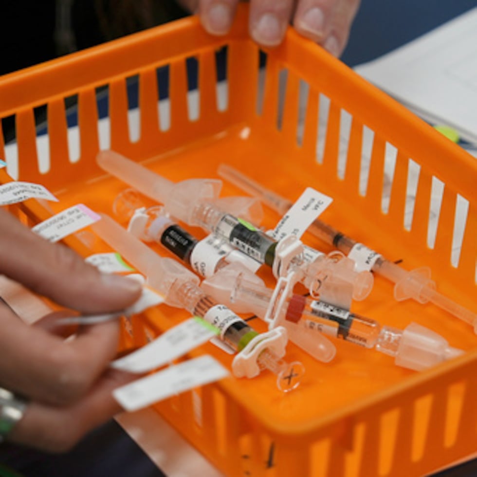 Se preparan vacunas para los estudiantes durante una clínica de inmunización en una escuela de Louisville, Kentucky, el jueves 8 de agosto de 2024. (AP Photo/Mary Conlon, Archivo)