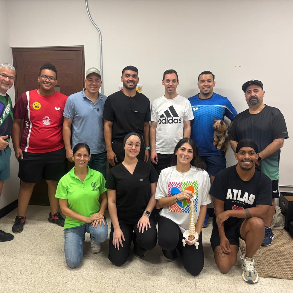 Atletas y miembros de Federación de Para Tenis de Mesa de Puerto Rico junto a personal de la Universidad Central del Caribe.