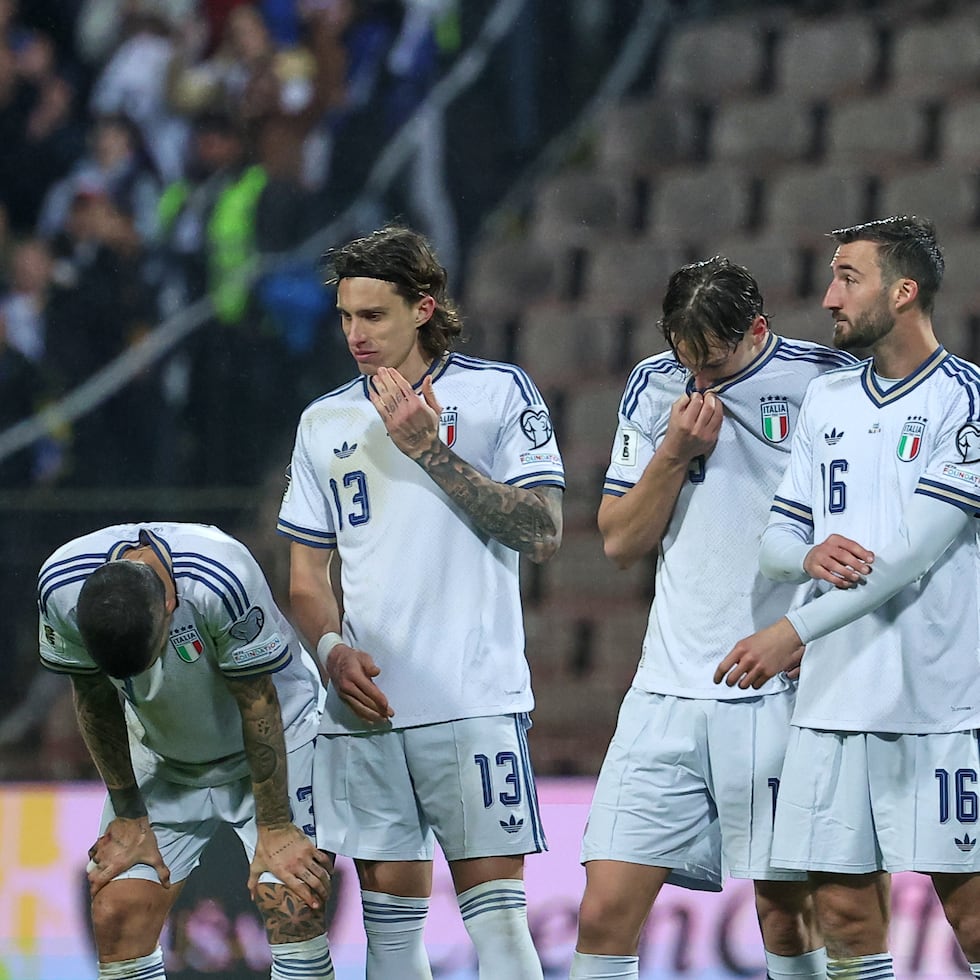 Los futbolistas italianos reaccionan a la eliminación.