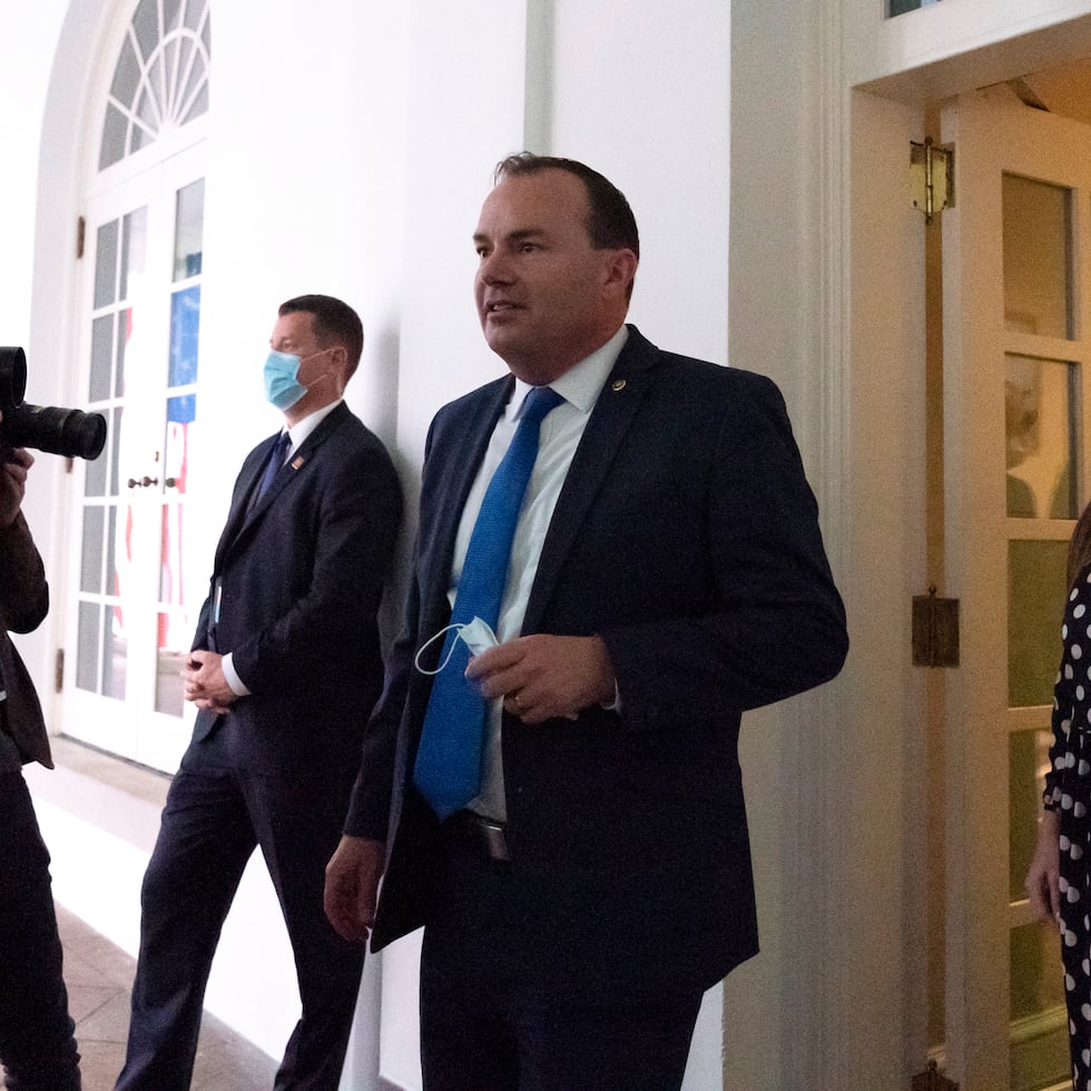 El senador republicano Mike Lee, en una foto de archivo, saliendo de una reunión en la Casa Blanca, en 2020.