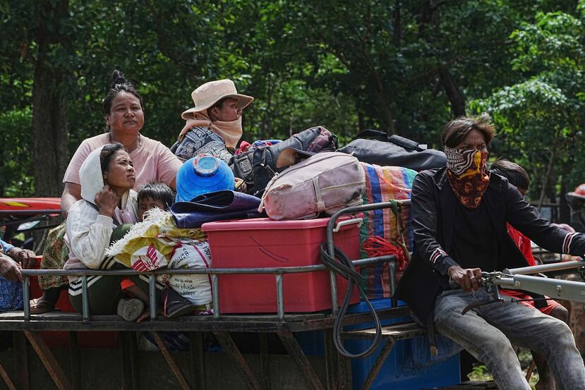 Camboyanos viajan en tractor para refugiarse en Wat Tham Kambar, en la provincia de Oddar Meanchey, en Camboya, el 25 de julio de 2025, debido a los choques entre soldados tailandeses y camboyanos a lo largo de la frontera. (AP Foto/Heng Sinith)