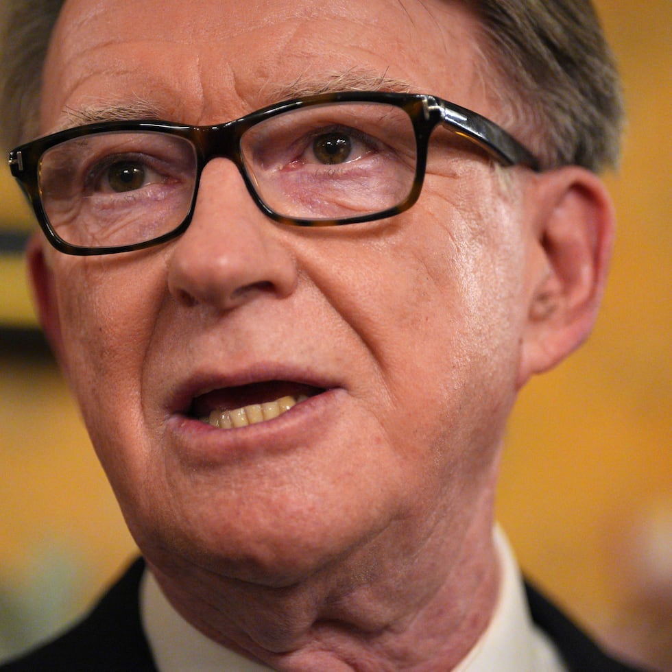 El exembajador del Reino Unido en Washington, Peter Mandelson, se vio obligado a dimitir como miembro de los Lores por su amistad con el difunto delincuente sexual.