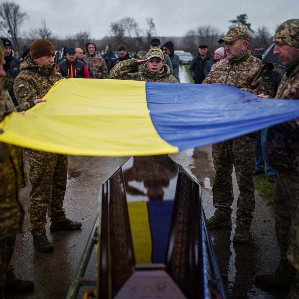 Una guardia de honor junto al féretro del soldado ucraniano Ruslan Zhygunov, quien murió en el frente de guerra cerca de la aldea de Rusyn Yar.