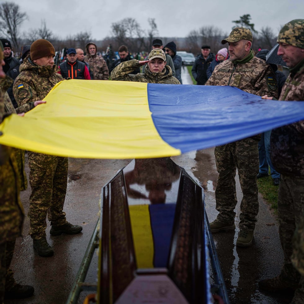 Una guardia de honor rinde homenaje a Ruslan Zhygunov, un militar ucraniano, quien murió en el frente cerca del pueblo de Rusyn Yar.
