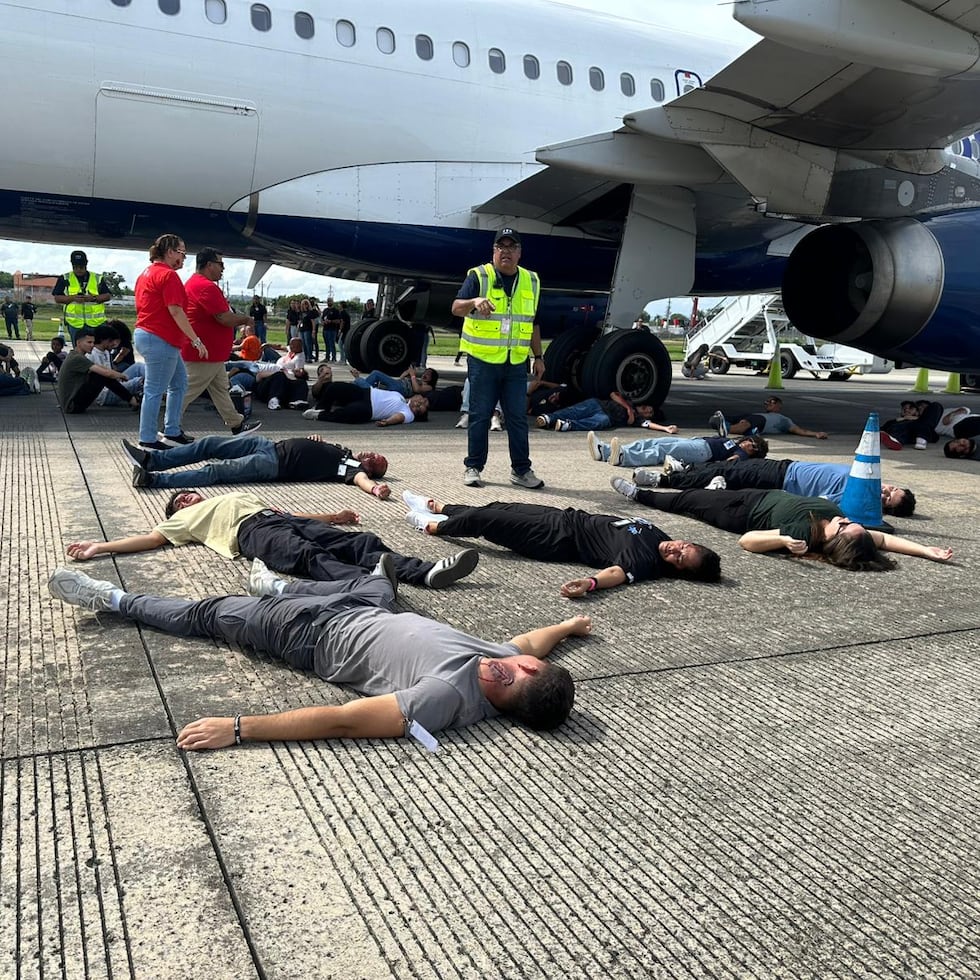 Para el simulacro, la aerolínea JetBlue prestó uno de sus aviones.