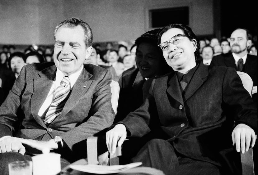 Richard Nixon y Chiang Ching, esposa del presidente Mao Tse-tung de China, comparten una risa durante una velada el 23 de febrero de 1976 en el Gran Salón del Pueblo en Pekín.
