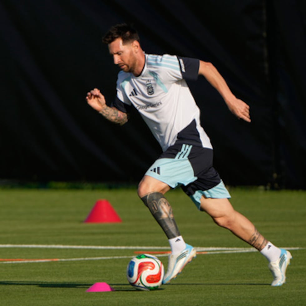 El delantero argentino Lionel Messi se ejercita durante un entrenamiento para la Copa Mundial de Fútbol de la FIFA.