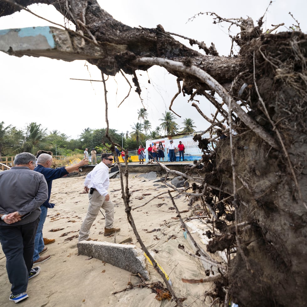 El grave problema de erosión costera en Parcelas Suárez, Loíza, ya ha impactado infraestructura vial, eléctrica y de agua.