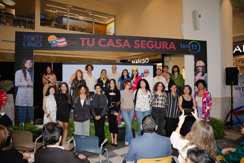 Grupo de profesores, arquitectos y estudiantes que participaron de la exhibición “Escuela Taller: Arquitectura y Conservación de La Fortaleza