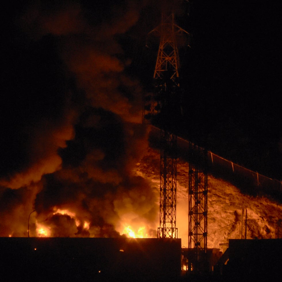 Imagen de un incendio en Fuerte Tiuna, el mayor complejo militar de Venezuela.