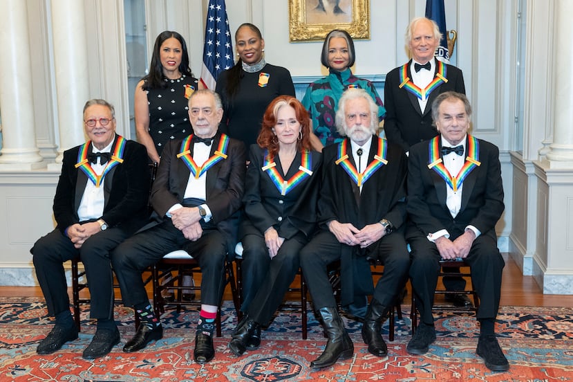 Al frente, de izquierda a derecha, los galardonados con los premios Kennedy Center Honors, Arturo Sandoval, Francis Ford Coppola, Bonnie Raitt, Bobby Weir y Mickey Hart; sentados, de izquierda a derecha, Michelle Ebanks, Kamilah Forbes, Jonelle Procope, y Billy Kreutzmann.