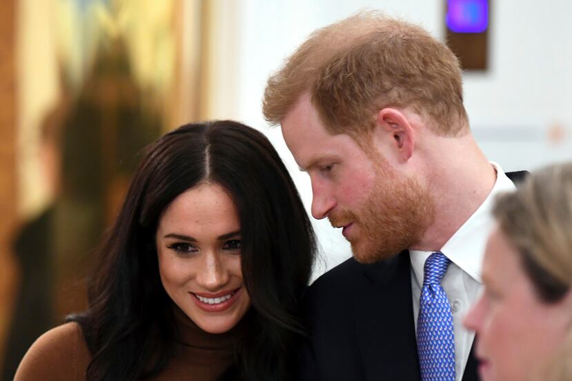 Seis meses después de su boda, Meghan se había convertido en blanco de críticas, por parte de duros tabloides británicos, por tener un carácter “demasiado fuerte” y “evadir los estándares de vestir de la corona británica”. Se dijo que su actitud había ocasionado la renuncia de algunos fieles empleados de palacio. (Archivo)