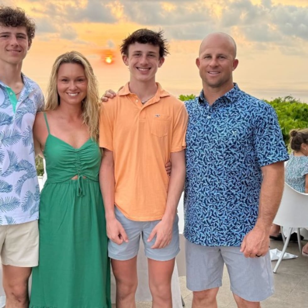 El exjugador Brett Gardner, a la extrema derecha, en una foto familiar junto a su hijo fallecido, Miller.