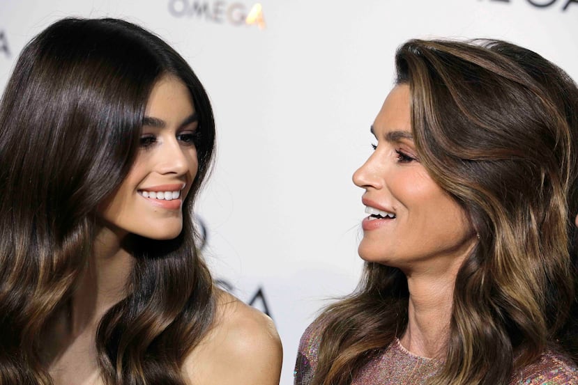 Kaia Gerber (izquierda), posa junto a su madre Cindy Crawford en un evento en septiembre de 2017. (AP)