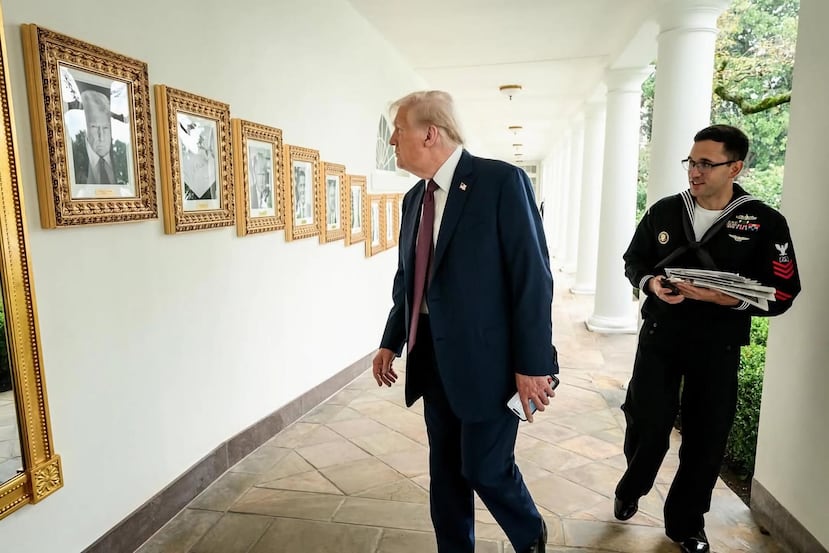 USA4847. WASHINGTON (DC, EEUU), 24/09/2025.- Fotografía divulgada por la Casa Blanca donde se muestra al presidente estadounidense Donald Trump mirando su foto durante la instalación de la galería de los 47 presidentes estadounidenses, ubicada en el pasillo de columnas que lleva al Despacho Oval de la Casa Blanca en Washington (EE.UU.). Trump ordenó colgar la imagen de una firma hecha con un bolígrafo automático o 'autopen' en el lugar que debería ocupar el exmandatario Joe Biden en una galería de fotos presidenciales en la Casa Blanca, según puede verse en varias imágenes publicadas este miércoles por representantes de la oficina presidencial. EFE/Casa Blanca /SOLO USO EDITORIAL /NO VENTAS /SOLO DISPONIBLE PARA ILUSTRAR LA NOTICIA QUE ACOMPAÑA /CRÉDITO OBLIGATORIO