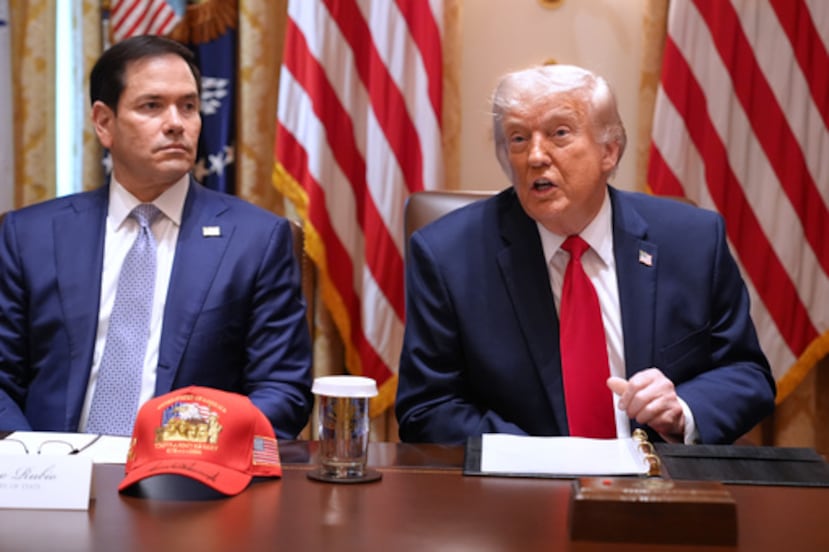 Marco Rubio (a la derecha del presidente Donald Trump) condenó la decisión de Daniel Ortega de no celebrar más elecciones en Nicaragua.