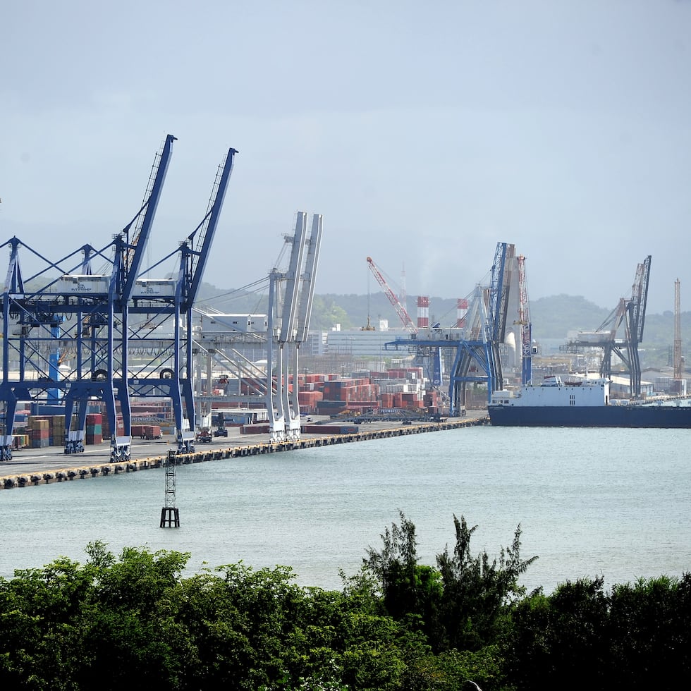 Bajo la Ley Jones de 1920, todo transporte de carga marítima entre Estados Unidos y Puerto Rico tiene que hacerse en barcos de matrícula, propiedad, bandera y tripulación (75%) estadounidenses.