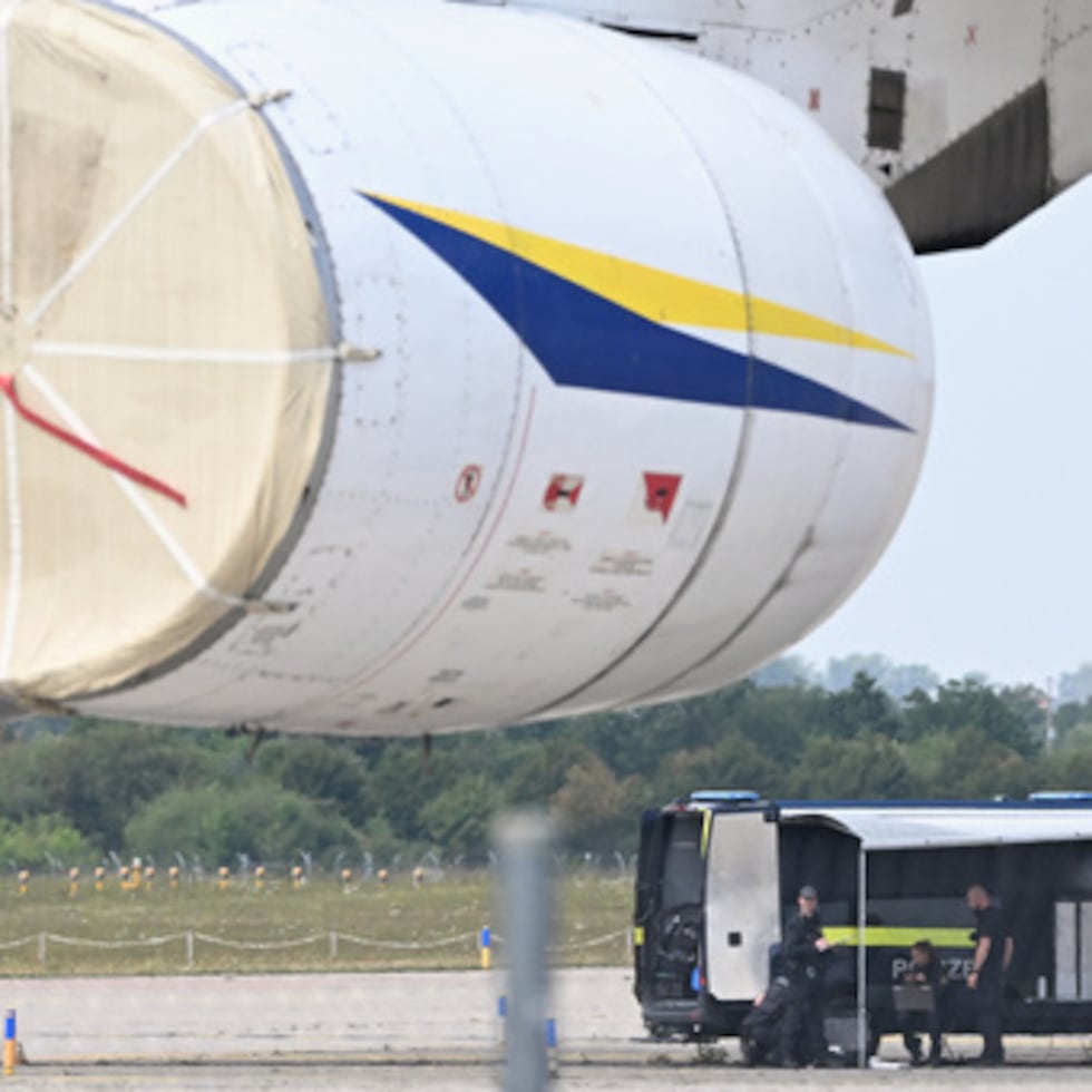 Los técnicos forenses de la policía se preparan para desplegar un robot de desactivación de explosivos cerca de un avión ucraniano en el aeropuerto de Leipzig/Halle, en Schkeuditz.