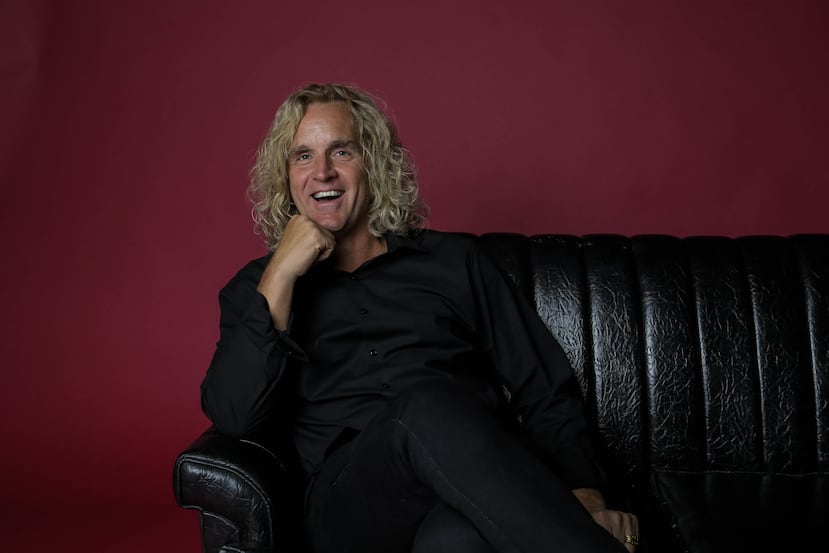 Jason Scheff es el autor y cantante de muchos de los éxitos de la banda Chicago como  “Look Away”, "Will You Still Love Me" y "What Kind of Man Would I Be", entre otras.