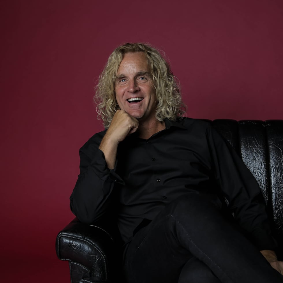 Jason Scheff es el autor y cantante de muchos de los éxitos de la banda Chicago como  “Look Away”, "Will You Still Love Me" y "What Kind of Man Would I Be", entre otras.